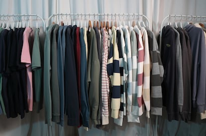 Algunas de las prendas de la colección de Troppo en su oficina en Madrid.