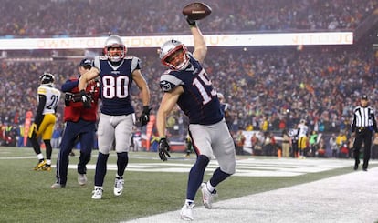 Chris Hogan (d) celebra una anotaci&oacute;n frente a Steelers Pittsburgh