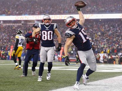 Chris Hogan (d) celebra una anotaci&oacute;n frente a Steelers Pittsburgh