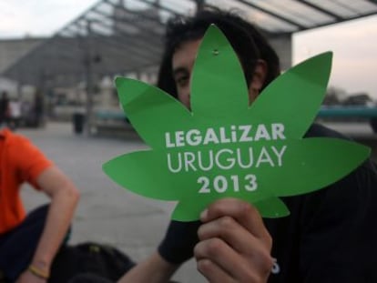 Partidarios de la legalizaci&oacute;n de la marihuana, en Montevideo.