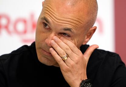 Iniesta muestra su emoción durante la rueda de prensa, este jueves en Kobe (Japón).