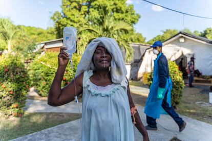 Una mujer con síntomas de cólera recibe suero intravenoso en una clínica en la comuna de Cité Soleil, el 7 de octubre de 2022. 