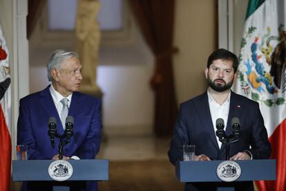 El presidente de Chile, Gabriel Boric, habla hoy junto a su homólogo de México, Andrés Manuel López Obrador, durante una declaración conjunta en el Palacio de La Moneda.