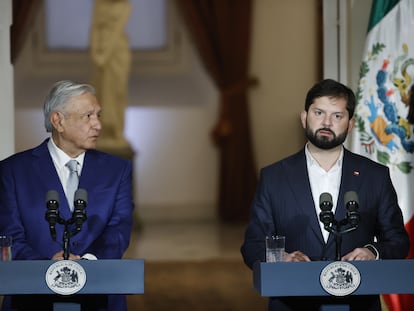 El presidente de Chile, Gabriel Boric, habla hoy junto a su homólogo de México, Andrés Manuel López Obrador, durante una declaración conjunta en el Palacio de La Moneda.