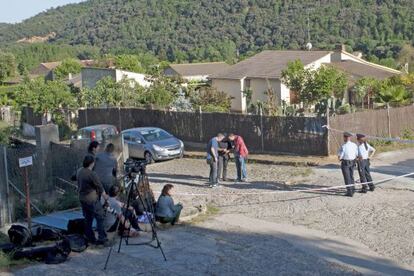 Los Mossos cercan la casa de un hombre que fue hallado muerto este jueves en Sant Feliu de Buixalleu.