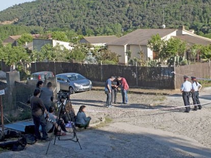 Los Mossos cercan la casa de un hombre que fue hallado muerto este jueves en Sant Feliu de Buixalleu.