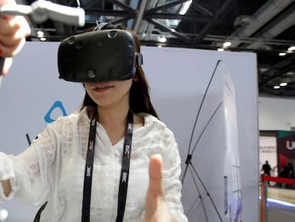 Una joven prueba las gafas de HTC de realidad virtual, una tecnolog&iacute;a que impactar&aacute; en diferentes industrias. 