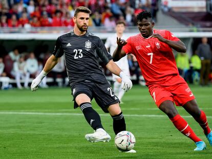 Unai Simón trata de cortar un avance del delantero suizo Embolo durante el Suiza-Espña (0-1) disputado el pasado jueves en Ginebra.