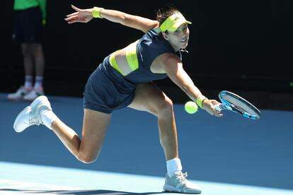 Muguruza trata de devolver la pelota durante el partido contra Diyas en la Margaret Court de Melbourne.