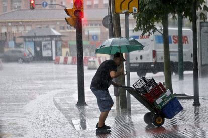 Una persona se protege con un paraguas de las fuertes lluvias registradas hoy en la provincia de Málaga y que han originado 66 incidencias por anegaciones de agua durante la mañana, en su mayoría en la capital y las localidades de Alhaurín de la Torre y Torremolinos, y han obligado a cortar carreteras, complicando el tráfico de vehículos.