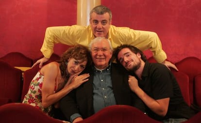 Miguel Narros, rodeado por los actores Elisa Matilla, Millán Salcedo y Chema León.