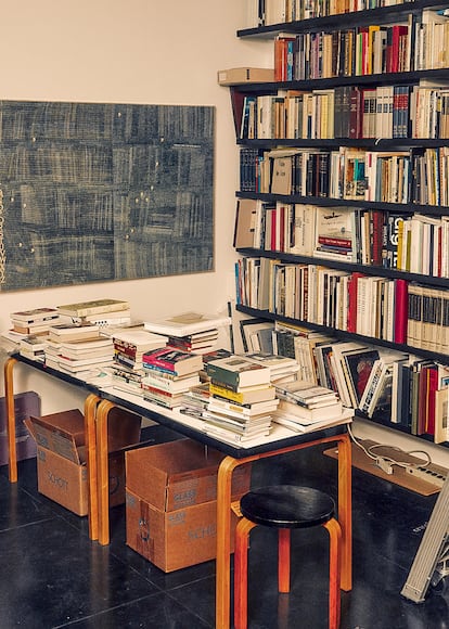 La biblioteca, donde los libros comparten espacio con una obra del artista italiano Alighiero Boetti.
