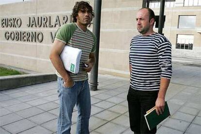 Fernández de Larrea, representante de EHNE (izquierda) y Arteaga, de ENBA, ayer antes de la reunión.