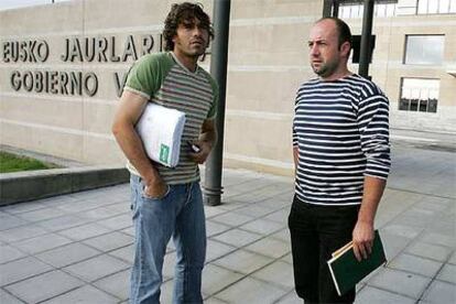 Fernández de Larrea, representante de EHNE (izquierda) y Arteaga, de ENBA, ayer antes de la reunión.