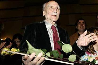 Francisco Ayala recibe una flor tras prestar hoy su voz en la clausura de la X Lectura Continuada del Quijote en el Círculo de Bellas Arte de Madrid.