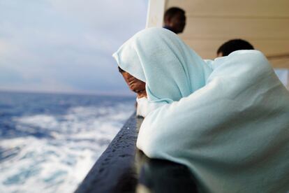 Un migrante sentado a bordo del buque de rescate de la ONG Proactiva Open Arms en el mar Mediterráneo, el 5 de agosto.