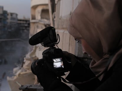 Waad al-Kateab filmando 'For Sama'.