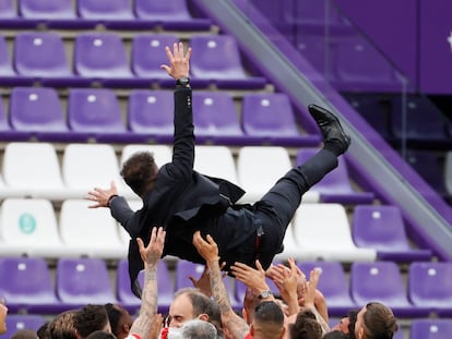 Los jugadores del Atlético mantean a Simeone tras ganar la Liga en Valladolid.