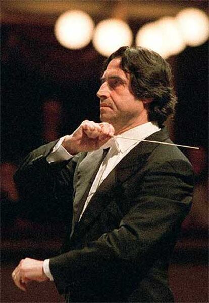Imagen de archivo de Riccardo Muti, dirigiendo la orquesta de La Scala en septiembre de 2002.