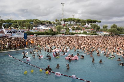 La Water Park Party ha vuelto a ser hoy el plato fuerte del Circuit Festival al reunir a unos ocho mil gais de todo el mundo en el recinto del parque acuático de Isla Fantasía, en la localidad barcelonesa de Vilassar de Dalt.