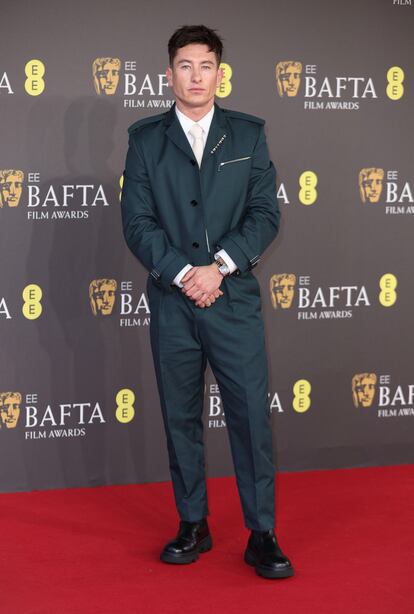 Barry Keoghan, nominado como actor principal en 'Saltburn', volvió a apostar por un traje de chaqueta corta y joyas de Boucheron.