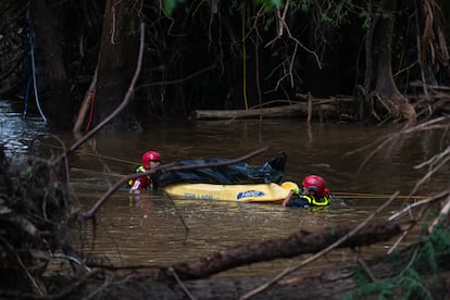 El cuerpo de bomberos de Ciudad Acuña, envió un grupo de 13 rescatistas voluntarios a atender las inundaciones, en Ingram, Texas.