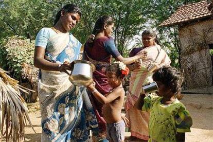 Mujeres y niñas de Kandarkulamickan (India).