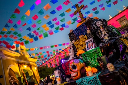 Un altar para el día de muertos en las calles de Tlaquepaque, Jalisco en México.