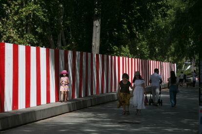 La arboleda de Madrid Río, cercada con la valla de las obras para la ampliación de la línea 11 de metro.