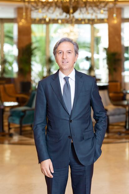 Guiseppe Vincelli es el nuevo director general del hotel Intercontinental Madrid. De los 30 años que lleva en el sector, 2O de ellos ha estado vinculado a IHG (InterContinental Hotels Group). Desde 2017 y hasta su incorporación en Madrid, Vincelli ha sido director general del icónico Carlton Cannes, a Regent Hotel, perteneciente hasta hace un año a la marca InterContinental. Al equipo del hotel se une también Silvana García, como directora comercial y de marketing.