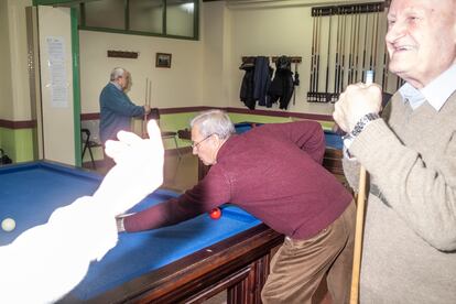 Algunos de los jugadores habituales en la sala de billar del Centro Municipal de Mayores Juan Muñoz de Leganés.