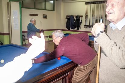 Algunos de los jugadores habituales en la sala de billar del Centro Municipal de Mayores Juan Muñoz de Leganés.
