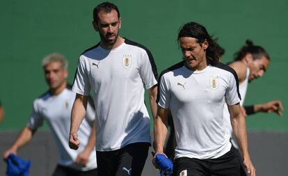 Godín e Cavani em treinamento da seleção uruguaia.