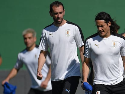 Godín e Cavani em treinamento da seleção uruguaia.