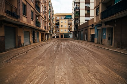 Una calle de Alfafar cubierta de barro, este lunes.