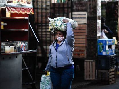Una mujer camina por Buenos Aires en plena pandemia del coronavirus.