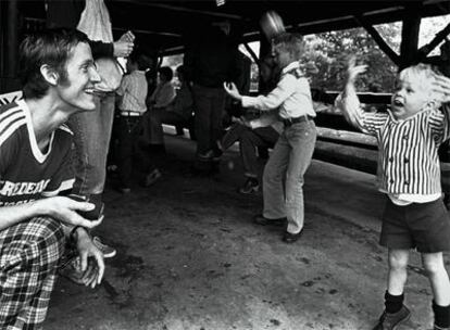 Bruce E. Ivins juega con unos niños, en una imagen tomada en 1983, en Maryland, en el este de Estados Unidos.