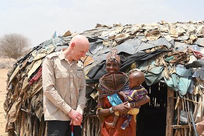 Andrew Morley, presidente de World Vision International, y Mary, una afectada por la sequía en Loiyangalani, condado de Marsabit, Kenia.