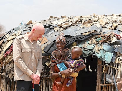 Andrew Morley, presidente de World Vision International, y Mary, una afectada por la sequía en Loiyangalani, condado de Marsabit, Kenia.