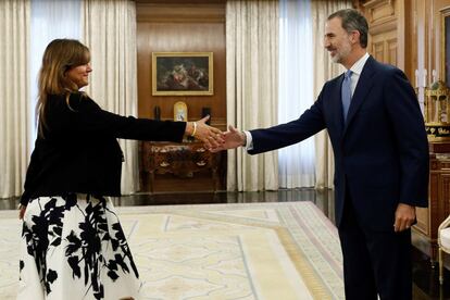 Felipe VI recibe a la portavoz de Junts per Catalunya (JxCat) en el Congreso, Laura Borrás, en la segunda jornada de la ronda de consultas sobre la investidura de Pedro Sánchez como presidente del Gobierno. "Nosotros le hemos dicho que nuestra posición no se puede mover. Él va poniendo sus anzuelos, veremos quién pica. Él pretende que se le vote gratis", señalo Borràs en referencia a Pedro Sánchez.