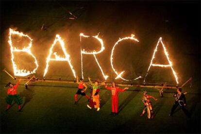 Un momento de la interpretación de Els Comediants en la fiesta del Camp Nou.