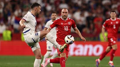 Milos Veljkovic controla un balón frente a Christian Eriksen en el partido entre Dinamarca y Serbia.