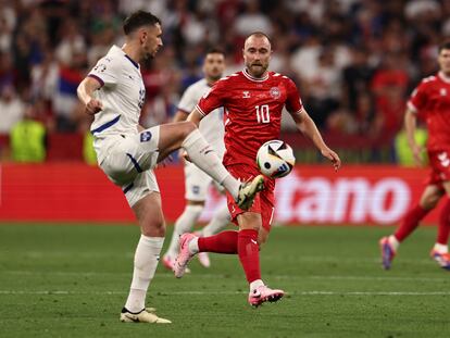 Milos Veljkovic controla un balón frente a Christian Eriksen en el partido entre Dinamarca y Serbia.