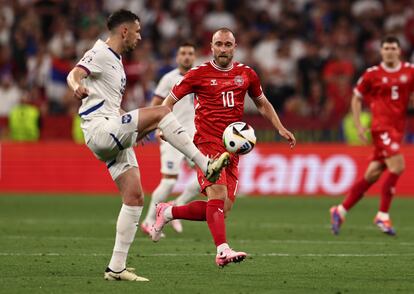 Milos Veljkovic controla un balón frente a Christian Eriksen en el partido entre Dinamarca y Serbia.