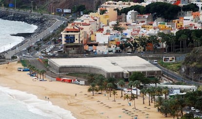 El edificio conocido como el &#039;Mamotreto&#039; de la playa de Las Teresitas, en Santa Cruz de Tenerife. 