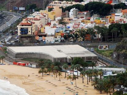 El edificio conocido como el &#039;Mamotreto&#039; de la playa de Las Teresitas, en Santa Cruz de Tenerife. 