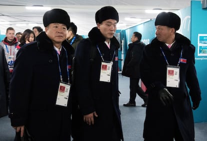 Miembros del equipo norcoreano para los Juegos Olímpicos llegan a la Villa Olímpica en Gangneung.