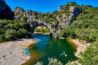 El Pont d’Arc, un bello arco de piedra esculpido por las torrenteras del río Ardèche.