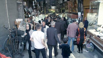 Clientes y comercianes en el bazar de Teherán.