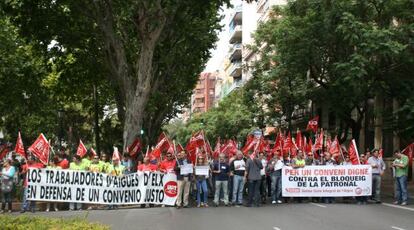 Los trabajadores de Aguas de Valencia en su concentración de este jueves en Valencia.